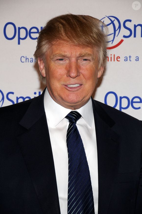 2008: Donald Trump participa do evento Operation Smile Gala