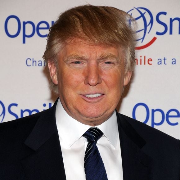 2008: Donald Trump participa do evento Operation Smile Gala