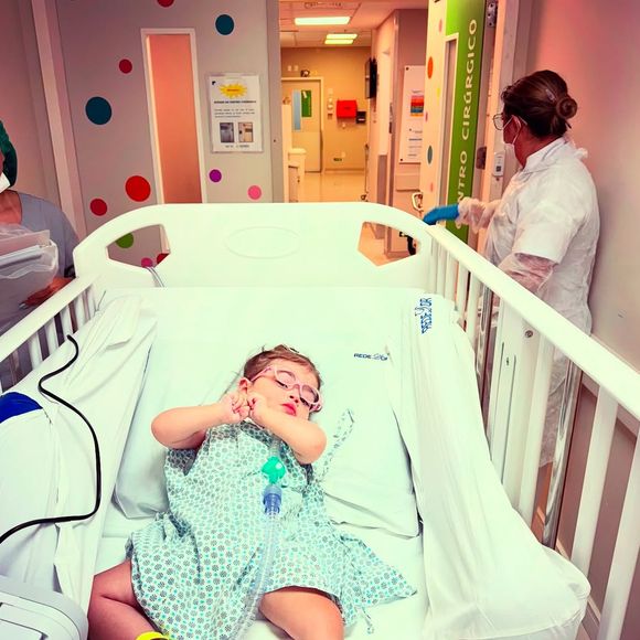 Mulher de Juliano Cazarré, Leticia Cazarré recordou que a filha Maria Guilhermina correu risco de morte em várias situações