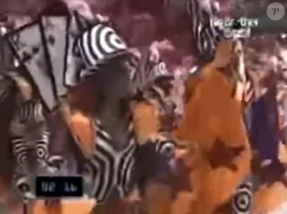 Bambam e Cris desfilaram pela Mocidade no Carnaval de 2002, ainda confinados no 'BBB 1'