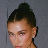 Penteado Clean Girl: uso constante do estilo pode estar relacionado à queda capilar, alertam dermatologistas