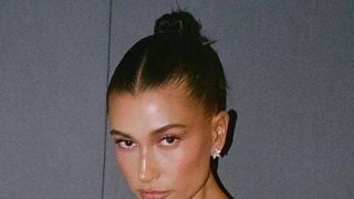 Penteado Clean Girl: uso constante do estilo pode estar relacionado à queda capilar, alertam dermatologistas