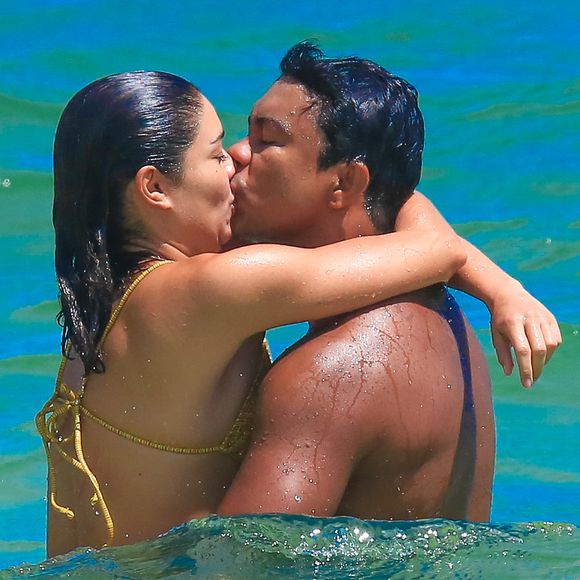 Na água, o casal trocou beijos de cinema e foi flagrado por um paparazzo no local