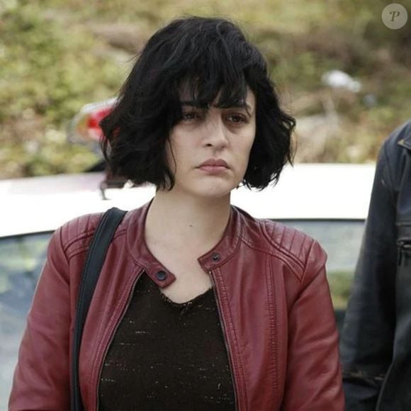 Gonca Vuslateri interpreta Şule Akçay, a mãe biológica de Melek, uma mulher fragilizada e manipulada pelo namorado