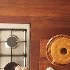 Para acompanhar o bolo, Paola Carosella ensina também uma calda de chocolate deliciosa