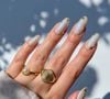 Esta manicure holográfica cromada e off-white é a escolha perfeita