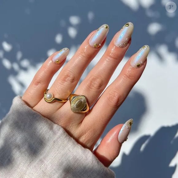Esta manicure holográfica cromada e off-white é a escolha perfeita