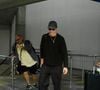 Ao desembarcar no aeroporto do Galeão, o namorado de Bruna Marquezine foi abordado por paparazzis