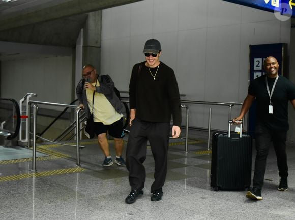 Ao desembarcar no aeroporto do Galeão, o namorado de Bruna Marquezine foi abordado por paparazzis