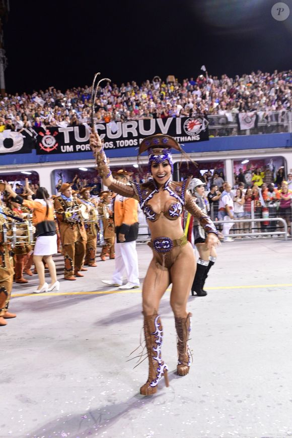 Rainha de bateria da Gaviões da Fiel, Sabrina Sato enfrentou um contratempo no Carnaval paulista ao desfilar sem o costeiro, composto por cerca de 6 mil plumas
