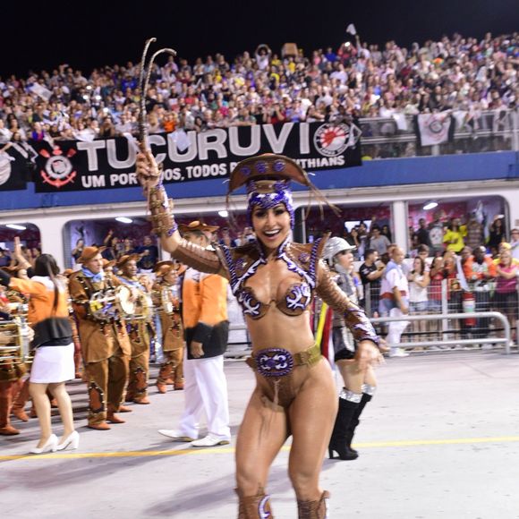 Rainha de bateria da Gaviões da Fiel, Sabrina Sato enfrentou um contratempo no Carnaval paulista ao desfilar sem o costeiro, composto por cerca de 6 mil plumas
