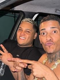 Colar com foto de Pablo Escobar, carros esportivos e armas: operação que prendeu MC Ryan SP e MC Poze do Rodo apreende itens de luxo e dinheiro