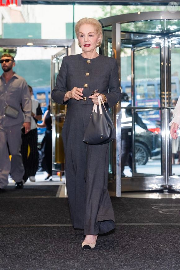 Os famosos stilettos de Carolina Herrera provaram mais uma vez que elegância nunca sai de moda. Apostando em versões clássicas de couro, tons neutros e salto discreto, a designer transformou o calçado em uma verdadeira assinatura de estilo ao longo das décadas