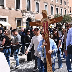 Vaticano, Itália: peregrinos se reúnem para a morte do Papa Francisco na Basílica de São Pedro, no Vaticano