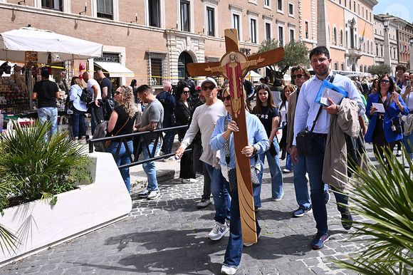 Vaticano, Itália: peregrinos se reúnem para a morte do Papa Francisco na Basílica de São Pedro, no Vaticano