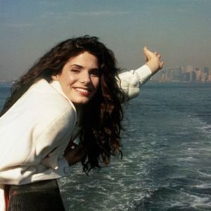 Sandra Bullock costumava ter cabelos ondulados, embora os usasse a maior parte do tempo lisos