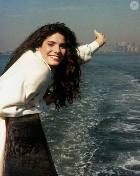 Sandra Bullock costumava ter cabelos ondulados, embora os usasse a maior parte do tempo lisos