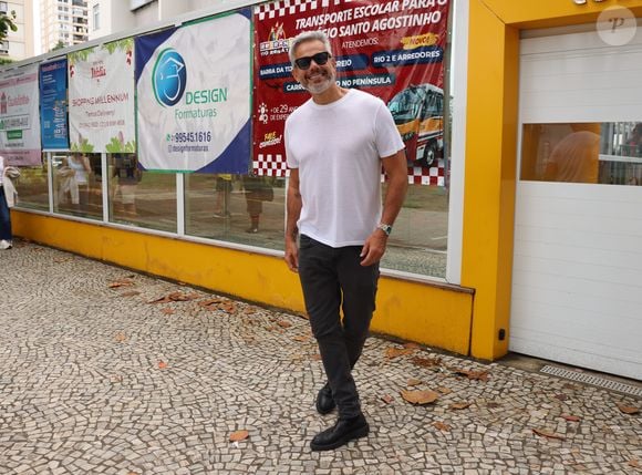 Otaviano Costa vai de camisa branca ao colégio eleitoral votar