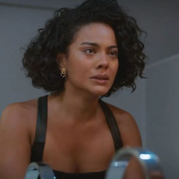 Maria de Fátima (Bella Campos) é obrigada a cancelar perfil nas redes sociais para se casar com Afonso em 'Vale Tudo'