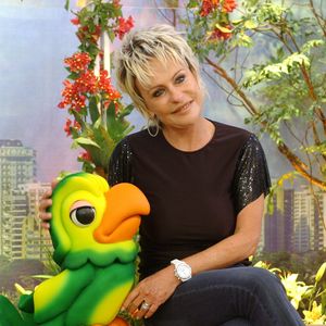 Ana Maria Braga, fora da Record, teve propostas de SBT e Band, porém em junho de 1999 assinou contrato com a Globo