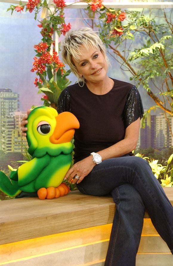 Ana Maria Braga, fora da Record, teve propostas de SBT e Band, porém em junho de 1999 assinou contrato com a Globo