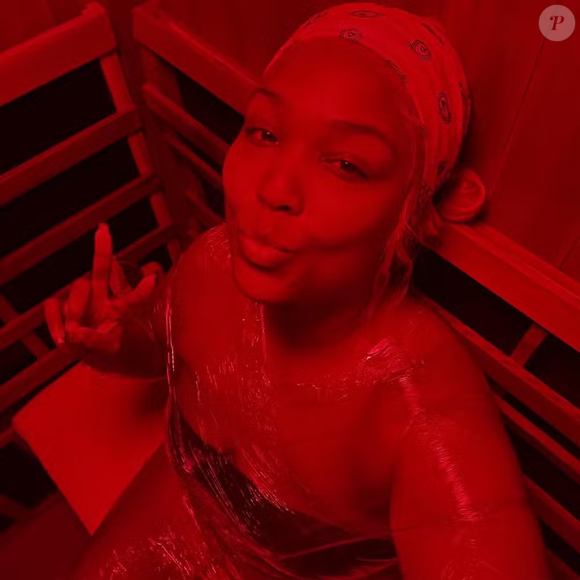 Lizzo destacou o comprometimento com novos hábitos e rotinas saudáveis, reforçando que os resultados são fruto de esforço pessoal.