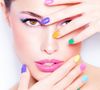 A unha neon surge como a grande tendência do verão, marcando a volta das cores vibrantes e do estilo maximalista nas manicures