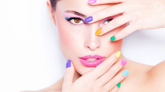 A unha neon surge como a grande tendência do verão, marcando a volta das cores vibrantes e do estilo maximalista nas manicures