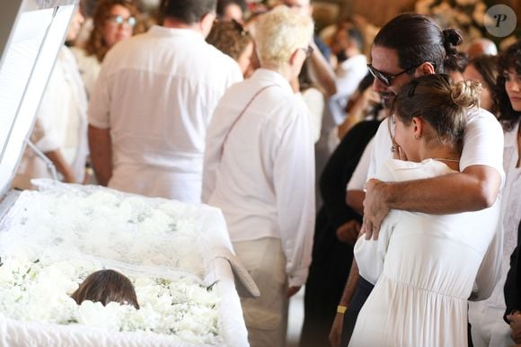 Sobrinha de Preta Gil, Flor Gil é consolada pelo pai, João Paulo Demasi, ex-marido de Bela Gil, no velório da cantora