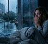 Por outro lado, algumas pessoas podem ficar com medo em noites de chuvas intensas, especialmente quando elas vêm acompanhadas de trovões e barulhos