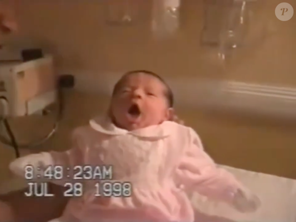 A exibição do parto de Sasha Meneghel no 'Jornal Nacional', em 1998, gerou polêmica dentro da TV Globo. Segundo informações do Na Telinha, Luis Erlanger, então diretor de jornalismo da emissora, revelou que a decisão de mostrar as imagens provocou discussões nos bastidores e que a iniciativa não partiu de Xuxa.