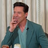 O café da manhã de Hugh Jackman, de 57 anos, tem 4 ovos pochê, 1/2 abacate e salmão defumado: 'São cerca de 6.000 calorias por dia'
