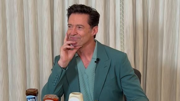 O café da manhã de Hugh Jackman, de 57 anos, tem 4 ovos pochê, 1/2 abacate e salmão defumado: 'São cerca de 6.000 calorias por dia'