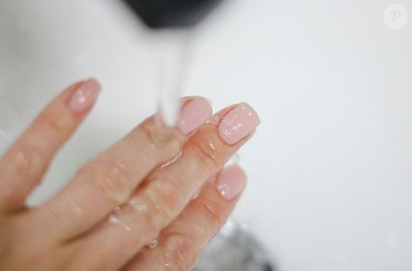 As soap nails, ou unhas de sabão, ficaram popularmente conhecidas, por trazerem à tona aquele aspecto de mão limpa e rejuvenescida.