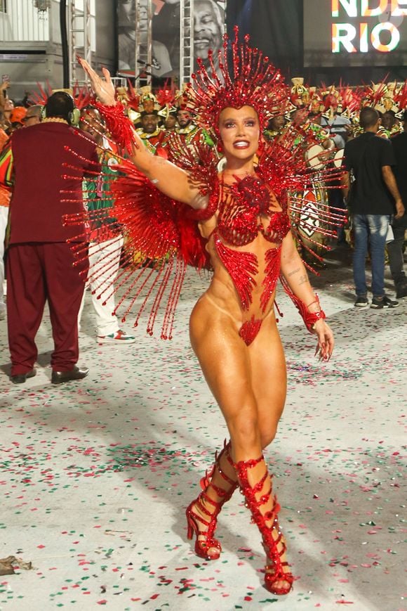 Virginia teve estreia conturbada como rainha de bateria da Grande Rio no Carnaval 2026 em 18 de fevereiro de 2026