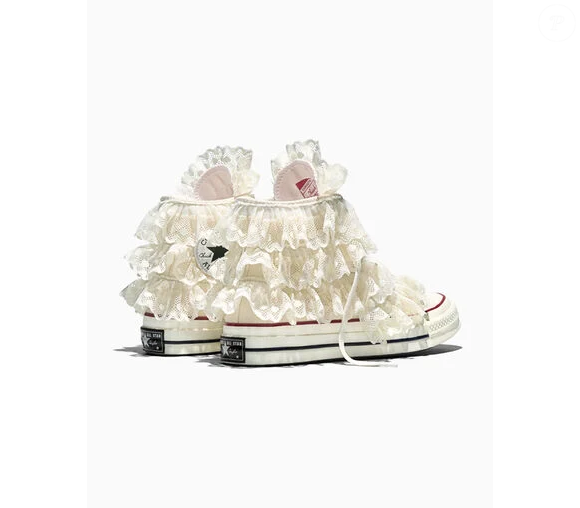 Boho em alta: com babados e bordados, novo modelo da Converse combina perfeitamente com vestidos fluidos, saias balonê e acessórios em camurça