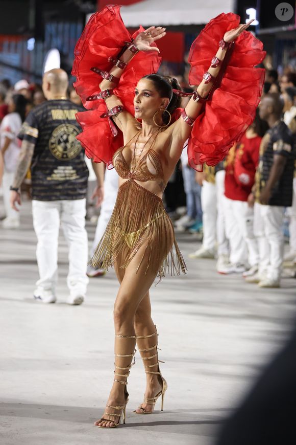 Deborah Secco usou uma fantasia sexy com a cor do Salgueiro