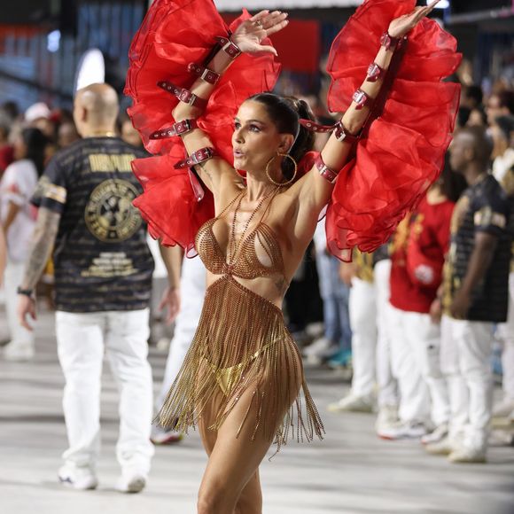 Deborah Secco usou uma fantasia sexy com a cor do Salgueiro