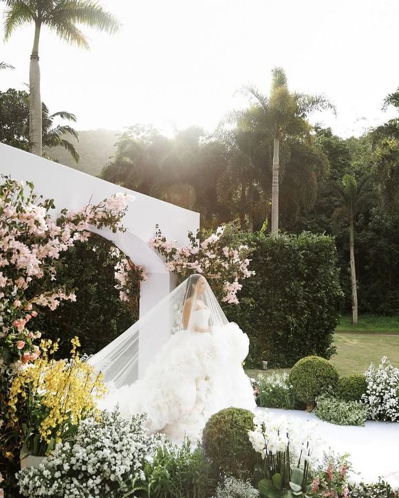 Para Larissa Manoela, o seu bolo de casamento, inspirado em seu vestido, foi uma verdadeira obra de arte.