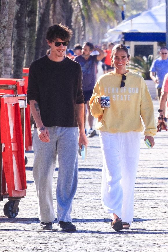 Para o café da manhã, Bruna Marquezine apostou em um look simples composto por moletom amarelo-claro estampado e calça branca larga