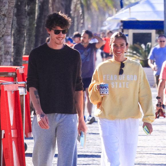 Para o café da manhã, Bruna Marquezine apostou em um look simples composto por moletom amarelo-claro estampado e calça branca larga