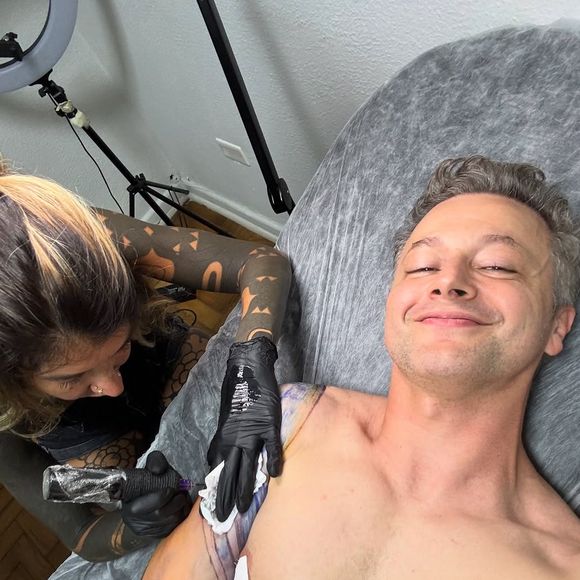 Lucas Lima compartilhou o processo de sua tatuagem, que durou mais de 6 horas