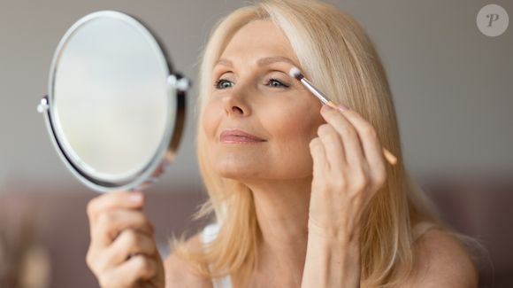 O pó certo realça, não envelhece, aponta maquiadora expert em pele madura