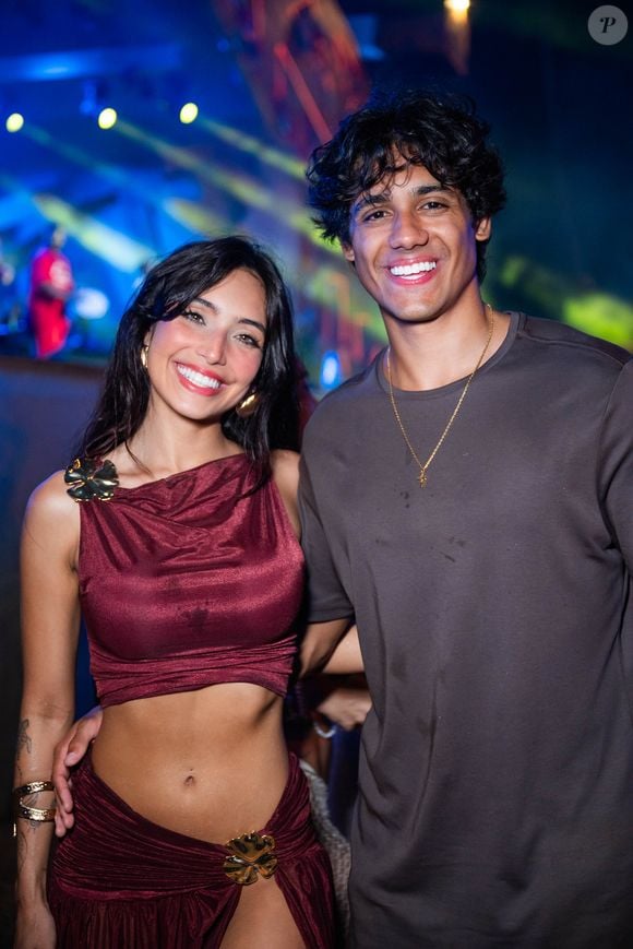 Vanessa Lopes deixou barriga de fora em look