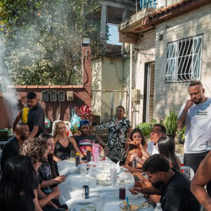 Vini Jr. compartilha foto com amigos e Virginia Fonseca durante churrasco