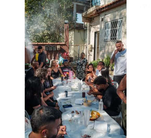 Vini Jr. compartilha foto com amigos e Virginia Fonseca durante churrasco