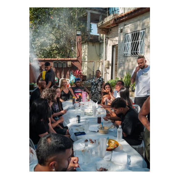Vini Jr. compartilha foto com amigos e Virginia Fonseca durante churrasco