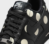 O Nike Air Force 1 Polka Dot une a silhueta clássica do modelo à estampa de bolinhas, mantendo a característica tradicional do tênis e acrescentando um efeito retrô