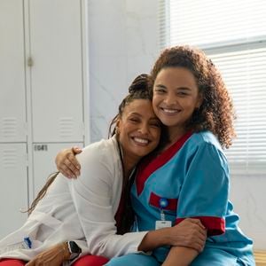 Minha prima mais velha é enfermeira e até me lembra a relação das médicas Bela (Sheron Menezzes) e Juli (Lucy Ramos) em 'Por Você'. Ela me apresentou seus perfumes favoritos para a rotina de trabalho. Como também amo fragrâncias, fiquei curiosa para conhecer as escolhas dela e encontrei cinco opções que combinam frescor, conforto e aquela deliciosa sensação de banho tomado