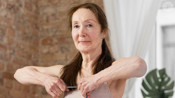 Cansaço, confusão mental e queda de cabelo podem ser sinais da menopausa, alerta especialista